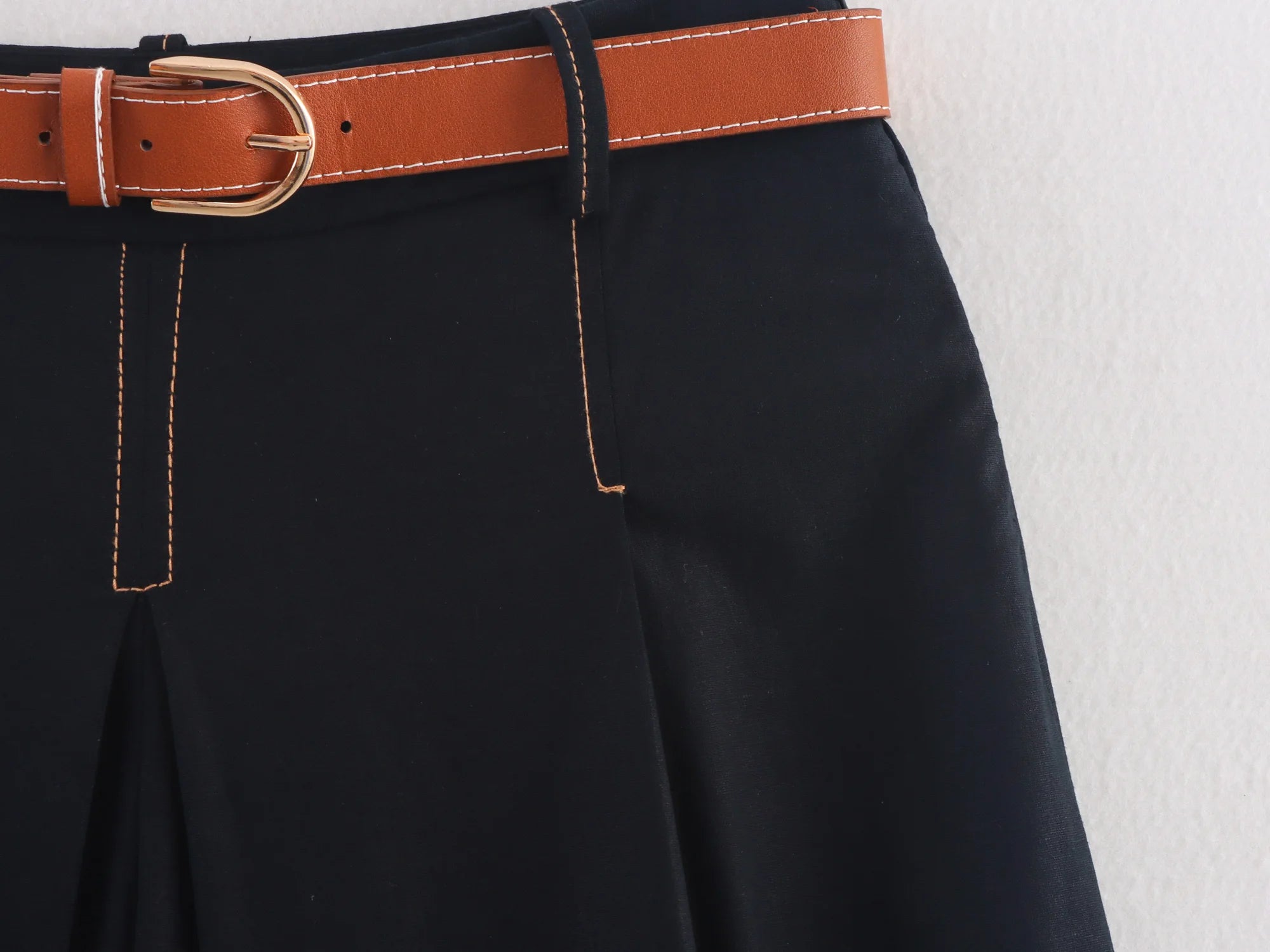 Women's Pleated Belt Simple Casual Shorts